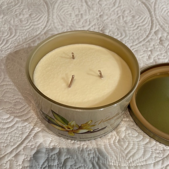 Le Chandelle Vanilla Bean Blossom three wick candle, new - Picture 4 of 8